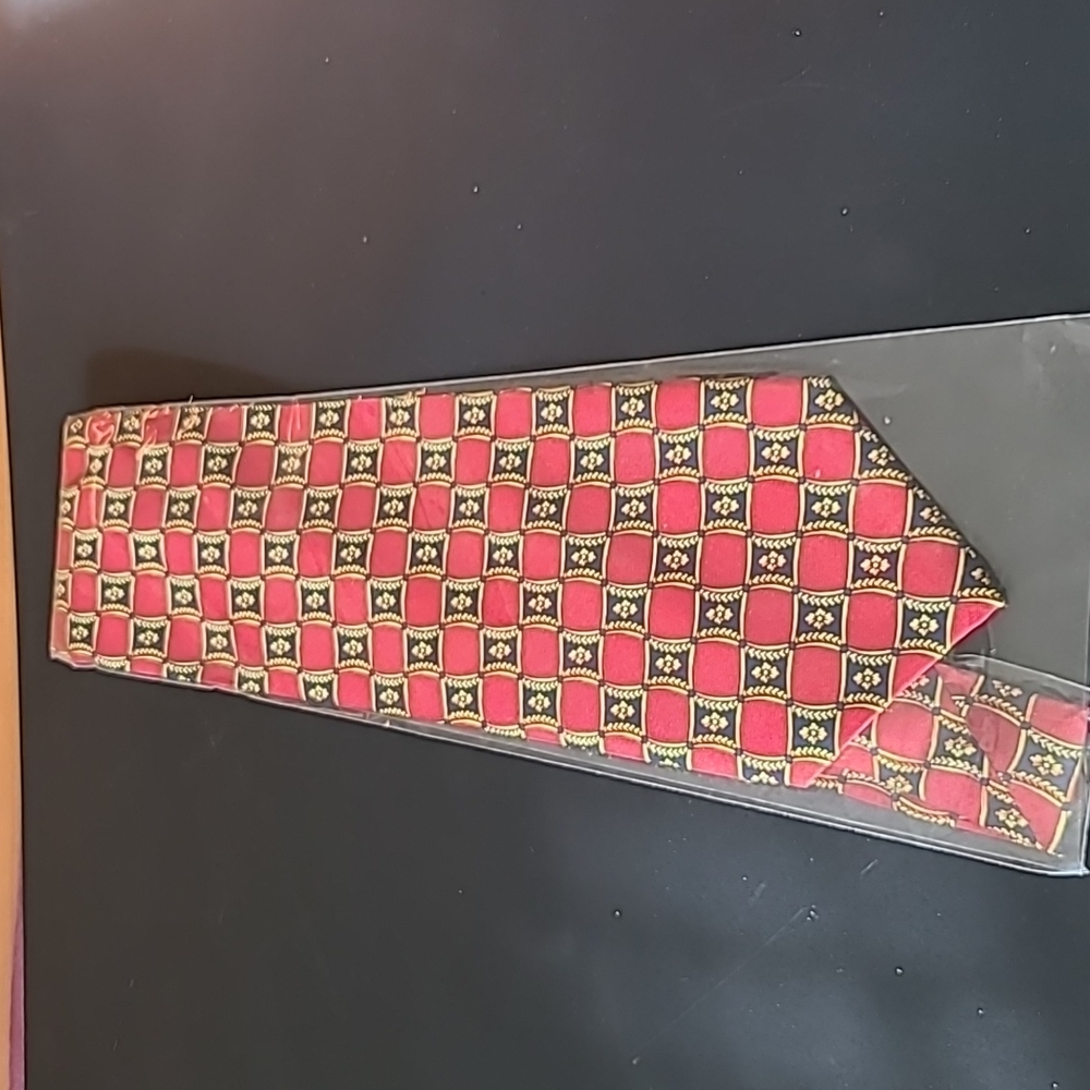 Vintage 1980s 100% silk tie